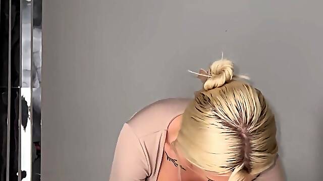 BurstingMeg - Forgot my diaper and wet myself-