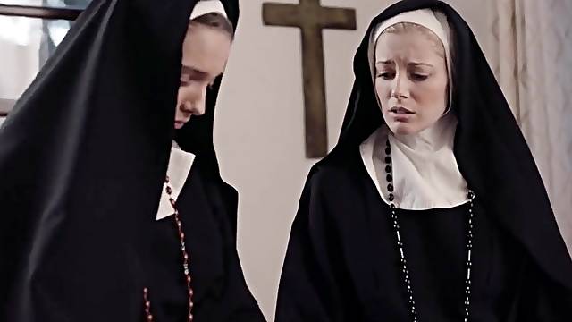 Las monjas sucias Mona Wales y Serene Siren desean vagina mojada