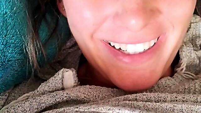Hot pussy spreading close up for solo toying stunner