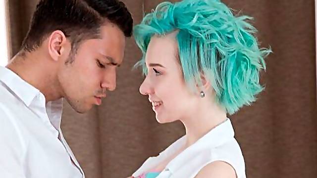 Première fois anale d'une jeune femme aux cheveux bleus