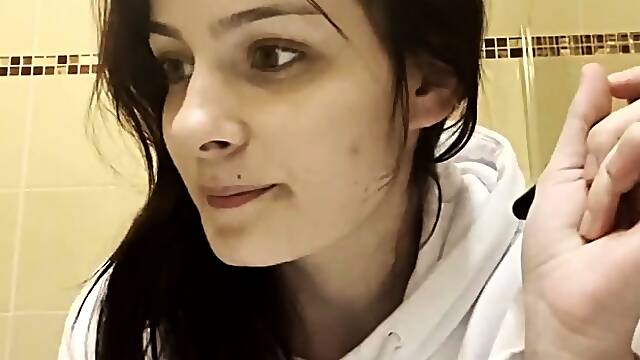 Amateur young teen solo masturbation on her livingroom