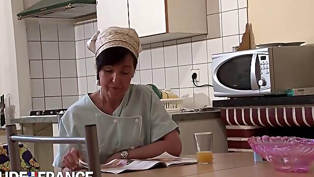 Plaisir mûr en buvant