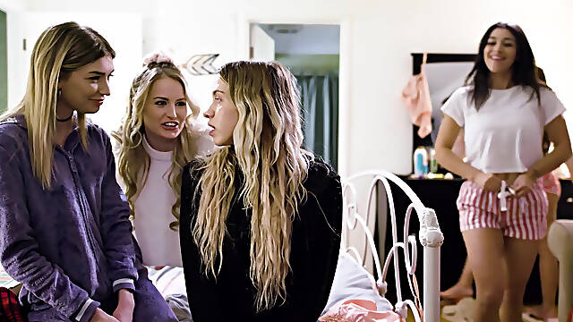 Lesbienne Dans La Salle De Bain, Lesbienne Pyjama Party, Khloe Kapri Lesbienne