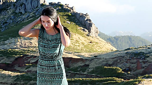 La sexy Sapphira se déshabille dans les montagnes