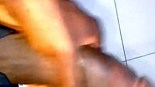 Un jeune Africain mince à l'énorme bite BITE NOIRE échange des photos avec une COUGAR RONDE, puis se branle sous la douche. Regardez sa grosse queue