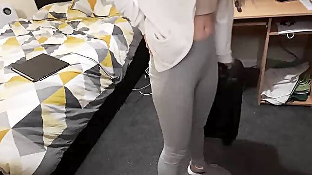 Stiefschwester erwischte mich beim Wichsen und fickte sie in den Arsch