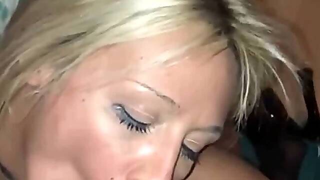 Avale la en gorge profonde sale pute que tu es