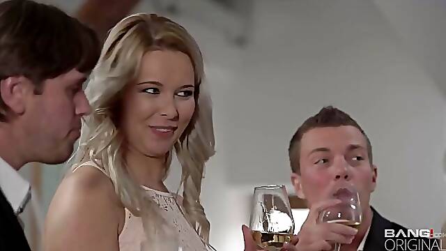 Vinna Reed et Nikki Dream font du sexe en groupe avec de beaux hommes et y prennent beaucoup de plaisir
