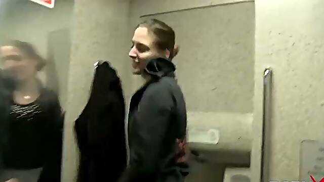 Une jeune amateure vulgaire pisse dans son pantalon en public et embrasse un inconnu