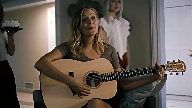 La sensual Mona Wales en un alocado clip XXX
