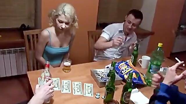 Un groupe de personnes excitées surprend une jolie blonde avec du sexe de groupe brutal