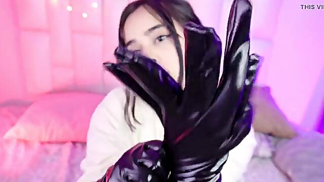 Jennie Has a Surprise for U with Her Fresh Gloves