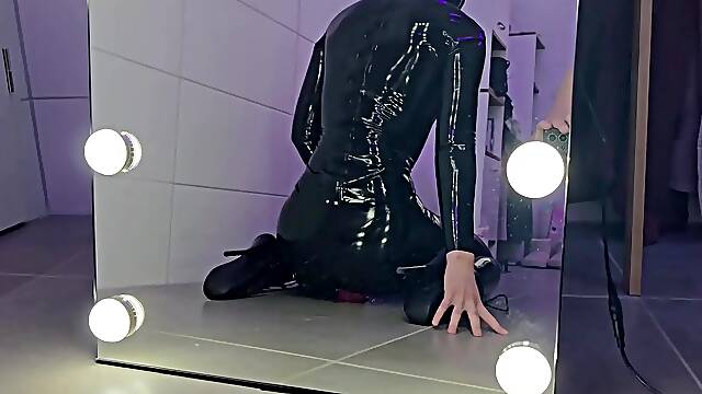 Rubber doll with jo-bag mask and ballet boots gets drilled, a spunk fountain and an climax!