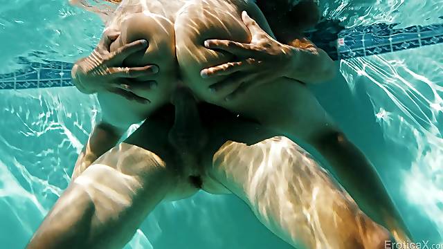 Underwater hard fucking by the pool for the big ass wife