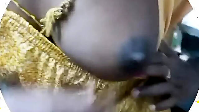 Ama de casa tamil provoca a un gerente bancario en una videollamada con su vagina peluda y tetas lindas