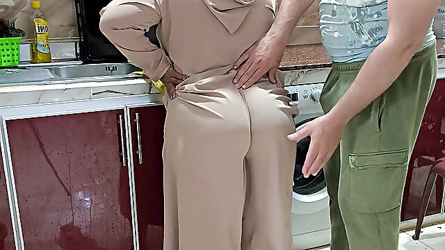Egyptian Sharmota Get Her Pussy Wet in Kitchen Arabic Big Woman