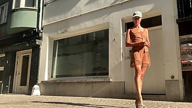 Lola Belgium distracts you from your work