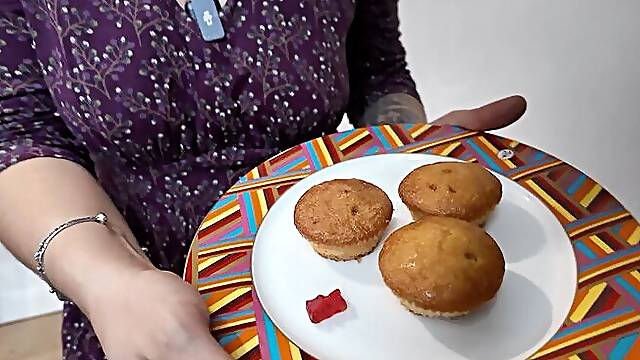 Giantess will eat 3 muffins with one gummy bear