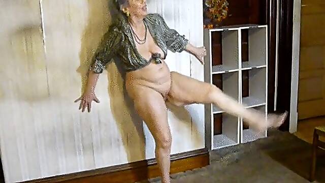 Erotic dance on I Wonder W h y song