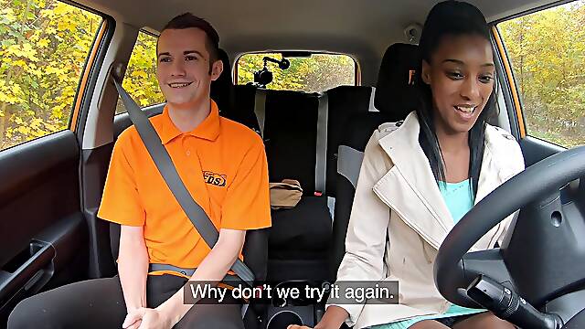 Baise interraciale en voiture avec la mince femme noire Asia Rae