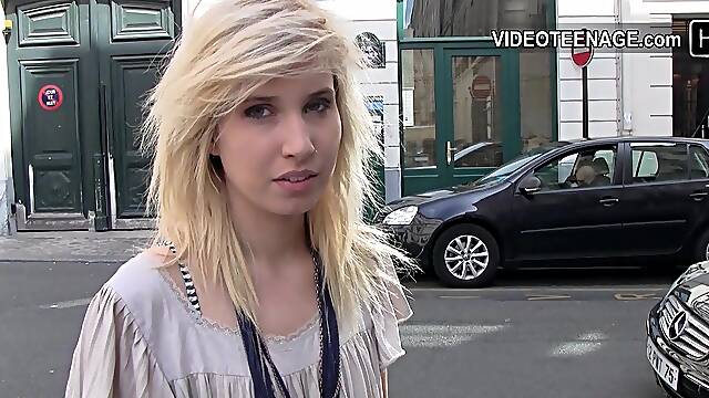 Vieux Couple Jeune Fille, Fille Tres Timide, Casting Fille Timide