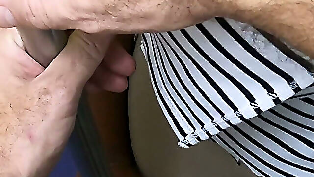 Un inconnu touche mes seins dans le train et aime ça !